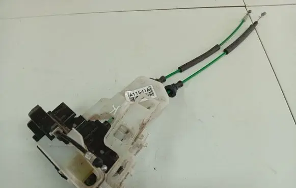 Hyundai i30 Front door lock 813102L020