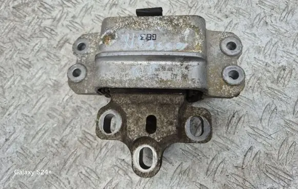 Volkswagen PASSAT B6 Engine mount bracket 3C0199555