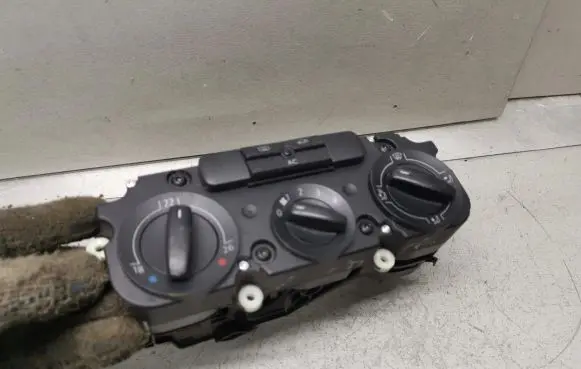 Volkswagen PASSAT B6 Climate control unit