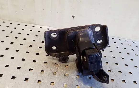 Engine mount bracket