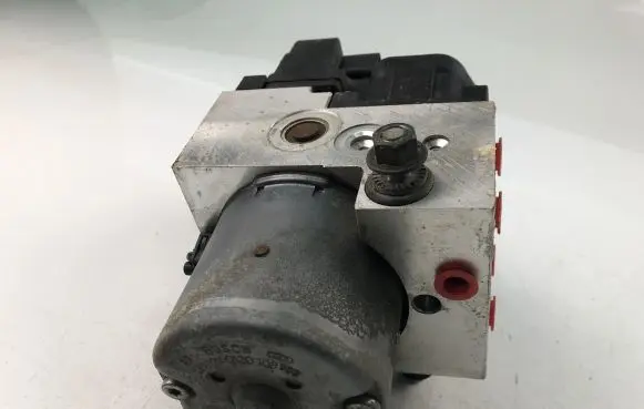 Nissan Navara D22 ABS Pump 47660VK310