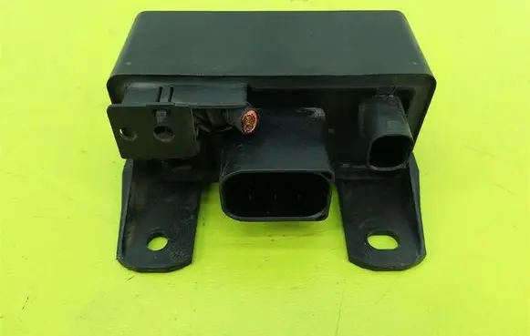 Mercedes-Benz C W203 Glow plug pre-heat relay