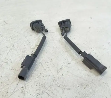 BMW 5 E60 E61 Windshield washer spray nozzle 7046060