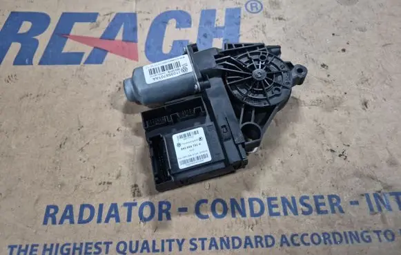 Skoda Octavia Mk2 (1Z) Front door window regulator motor 5K0959793A 1T0959701AA 402301B