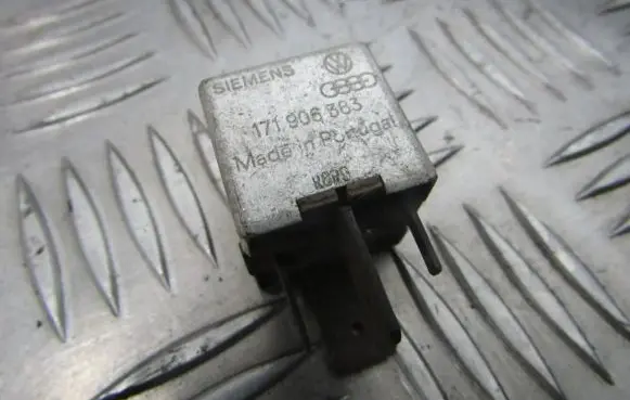 Volkswagen Golf II Other relay 171906383