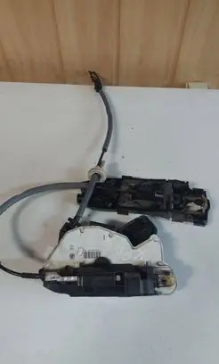 Volkswagen Golf VII Front door lock 5K1837015E