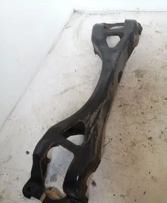 Volkswagen Touareg I Front shock absorber mounting bracket 