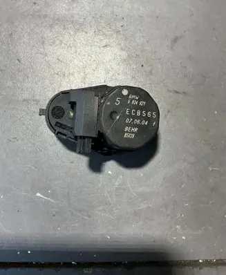 BMW X3 E83 Air flap motor/actuator 6934821