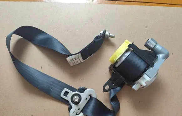 Mazda 3 II Front seatbelt T89406T 0141