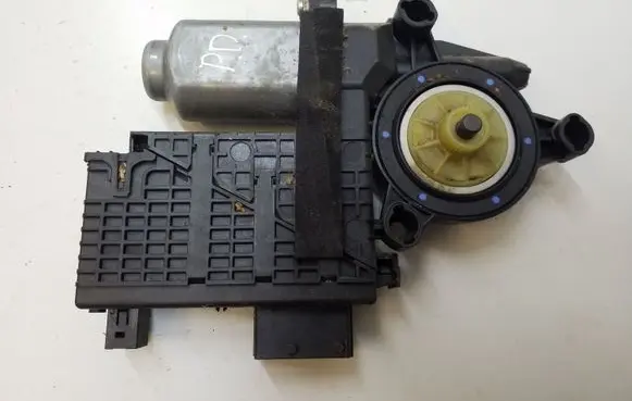 Citroen C4 I Picasso Front door window regulator motor 9682495780