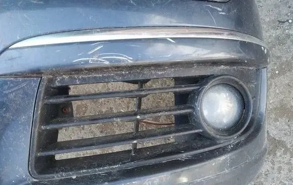 Volkswagen Jetta V Front bumper lower grill