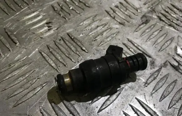 BMW 7 E38 Fuel injector 03763FA 1747406