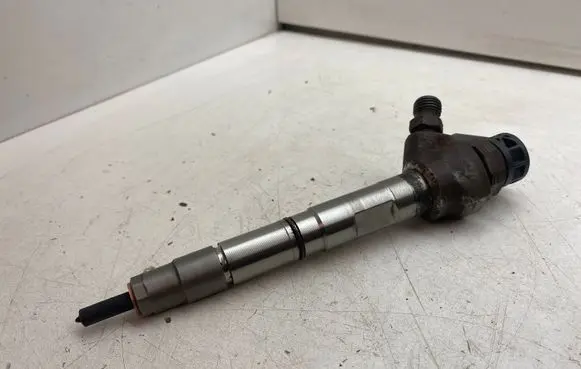 Volkswagen PASSAT B8 Fuel injector 04L130277AC