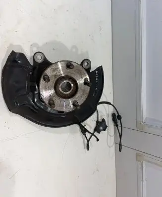 Toyota Avensis T270 Front wheel hub spindle knuckle