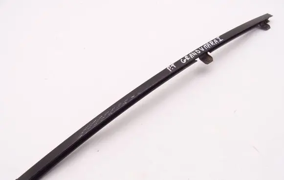 Suzuki Grand Vitara II Door glass rail 