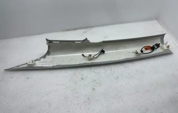 Tesla Model 3 (D)pillar trim (top) 108626501 041712956 AX211041