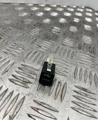 BMW 1 F20 F21 USB socket connector 9237656