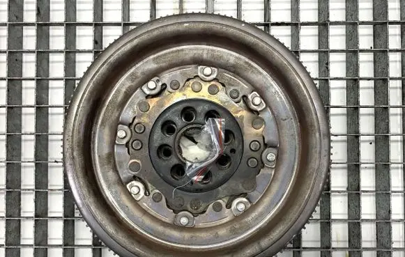 Volkswagen PASSAT B8 Dual mass flywheel 415089109