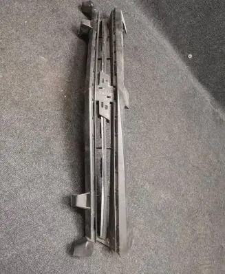 Chevrolet Camaro Front bumper upper radiator grill 84140576