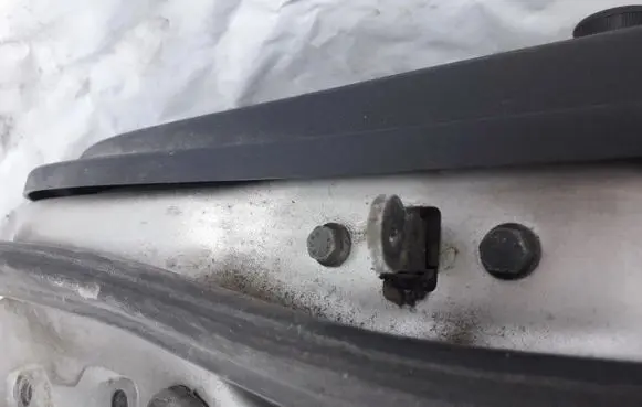 Mitsubishi Carisma Rear door check strap stopper