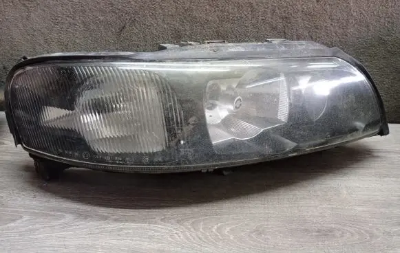 Volvo V70 Headlight/headlamp 30655906