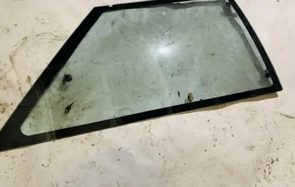 Nissan Sunny Rear side window