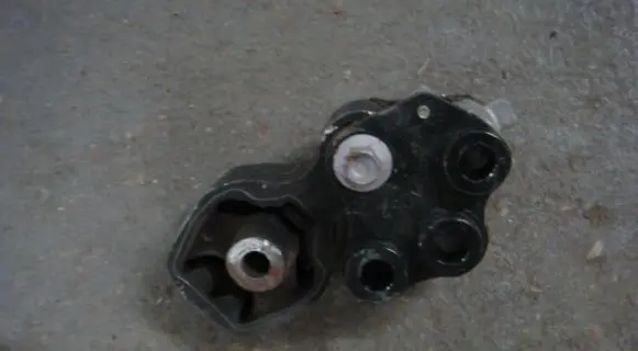 Mazda CX-5 Engine mount bracket
