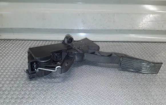 Mercedes-Benz B W245 Accelerator throttle pedal A1693000104