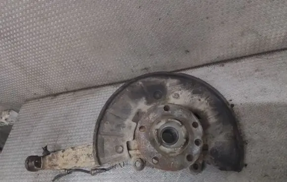 Volkswagen Touareg I Front wheel hub spindle knuckle