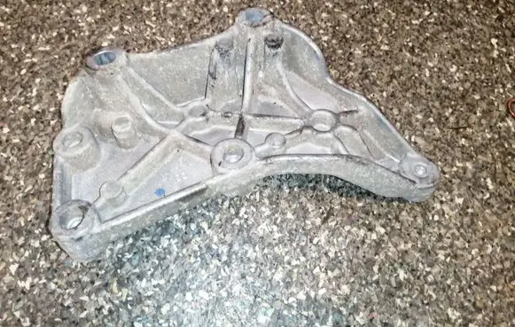 Mercedes-Benz E W212 Engine mounting bracket A6510940039