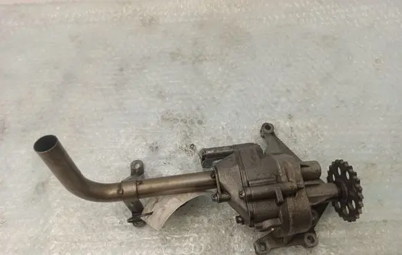 Mercedes-Benz C W203 Oil pump 6111810201