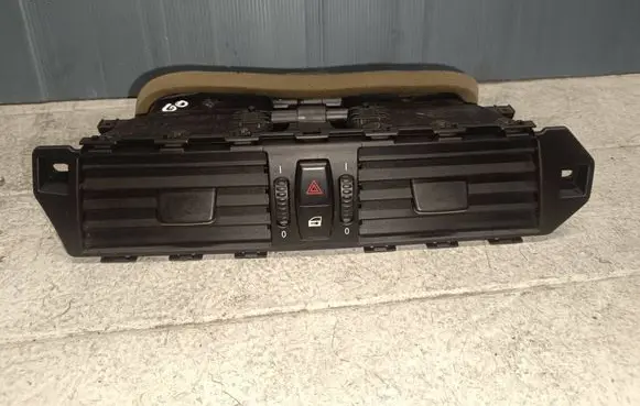 BMW 5 E60 E61 Dash center air vent grill 6910734