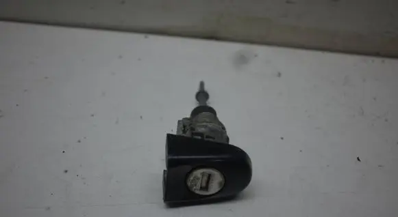 Volkswagen Touran II Front door lock (next to the handle) 1T0837167B