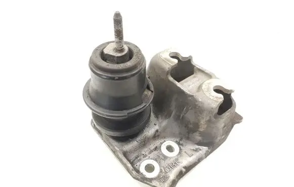 Subaru Outback Engine mounting bracket
