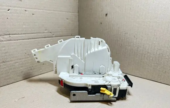 Fiat Freemont Front door lock P04589913AE