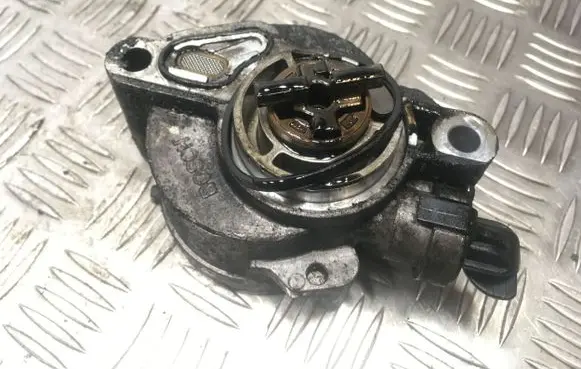 Ford Focus Vacuum pump D1562G2 2111P