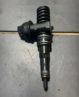 Volkswagen Golf V Fuel injector 038130073AG