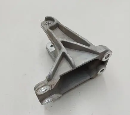 Nissan Leaf II (ZE1) Engine mounting bracket