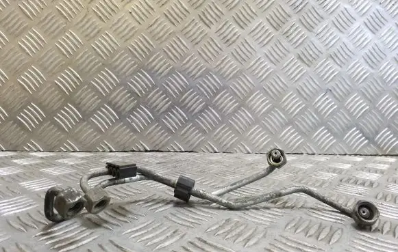 Volkswagen PASSAT B4 Fuel injector supply line/pipe 