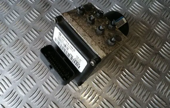 Volkswagen PASSAT B6 ABS Pump 3C0614109C