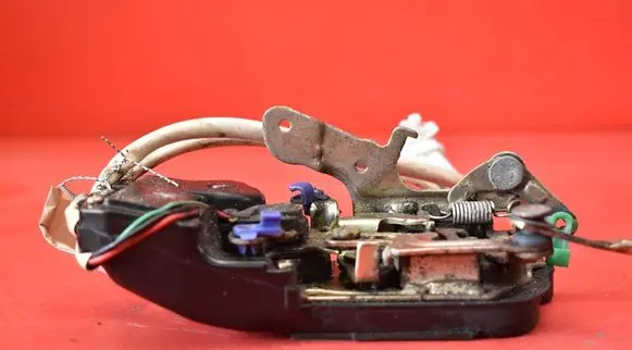 Suzuki Baleno EG Front door lock