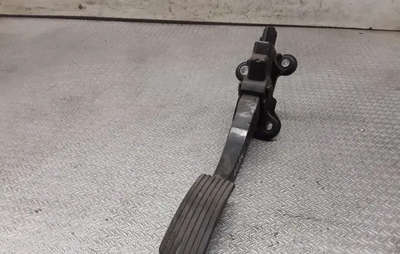 Mitsubishi Lancer VIII Accelerator throttle pedal MN101544