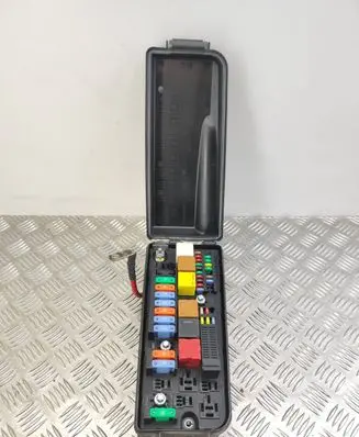 Opel Signum Fuse module 13205799