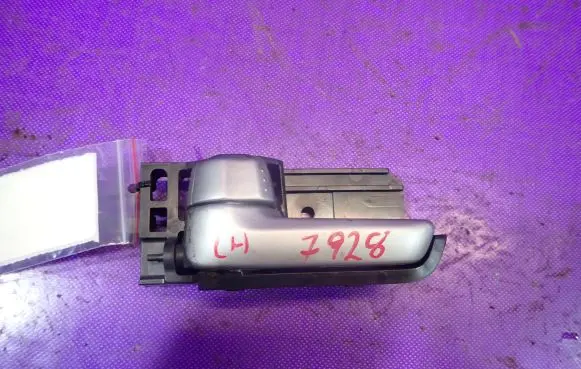 Suzuki Swift I Front door interior handle
