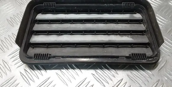 Quarter panel pressure vent