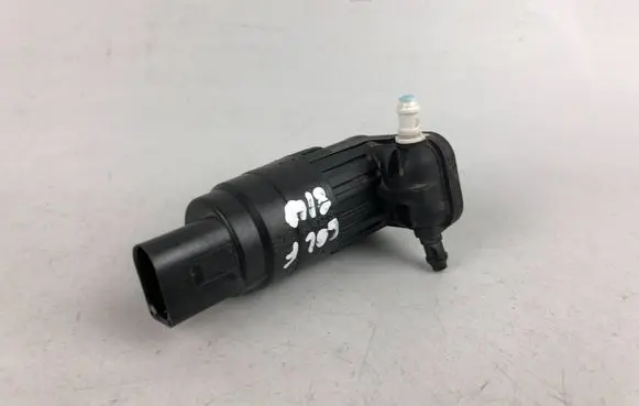 Volkswagen Golf VIII Windscreen/windshield washer pump 1K6955651