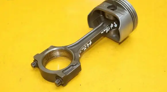 Ford Focus Piston with connecting rod 079158