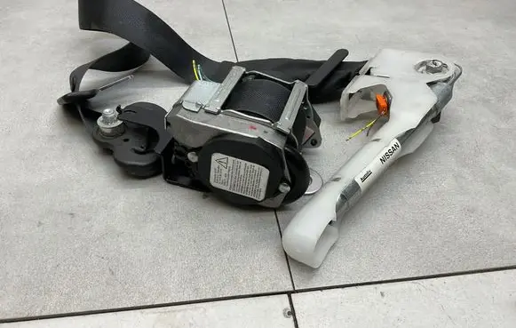 Nissan Juke I F15 Front seatbelt 