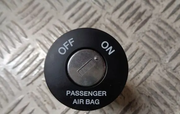 KIA Ceed Passenger airbag on/off switch 
