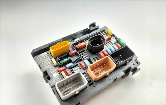 Peugeot 308 Fuse module 9664706280